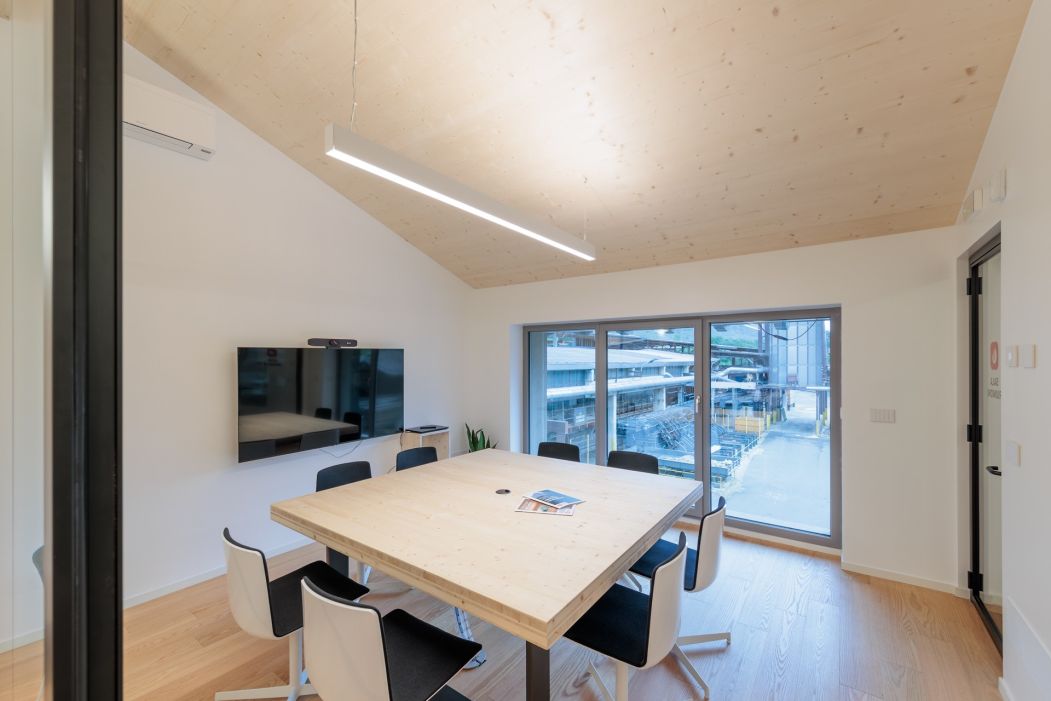 Custom office design: meeting room details and lighting