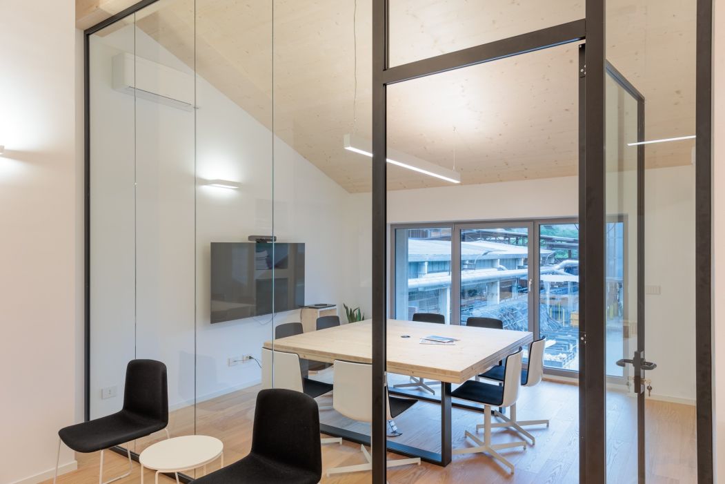 Custom office design: meeting room details and lighting