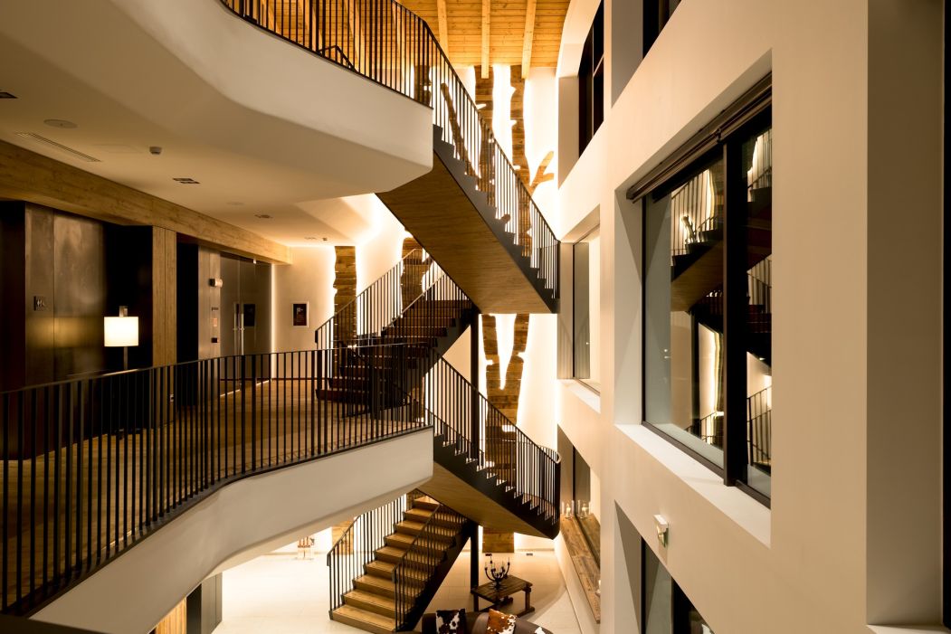 Hall hotel con struttura architettonica ad albero 