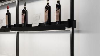 Sala Degustazione Vini: espositore vini