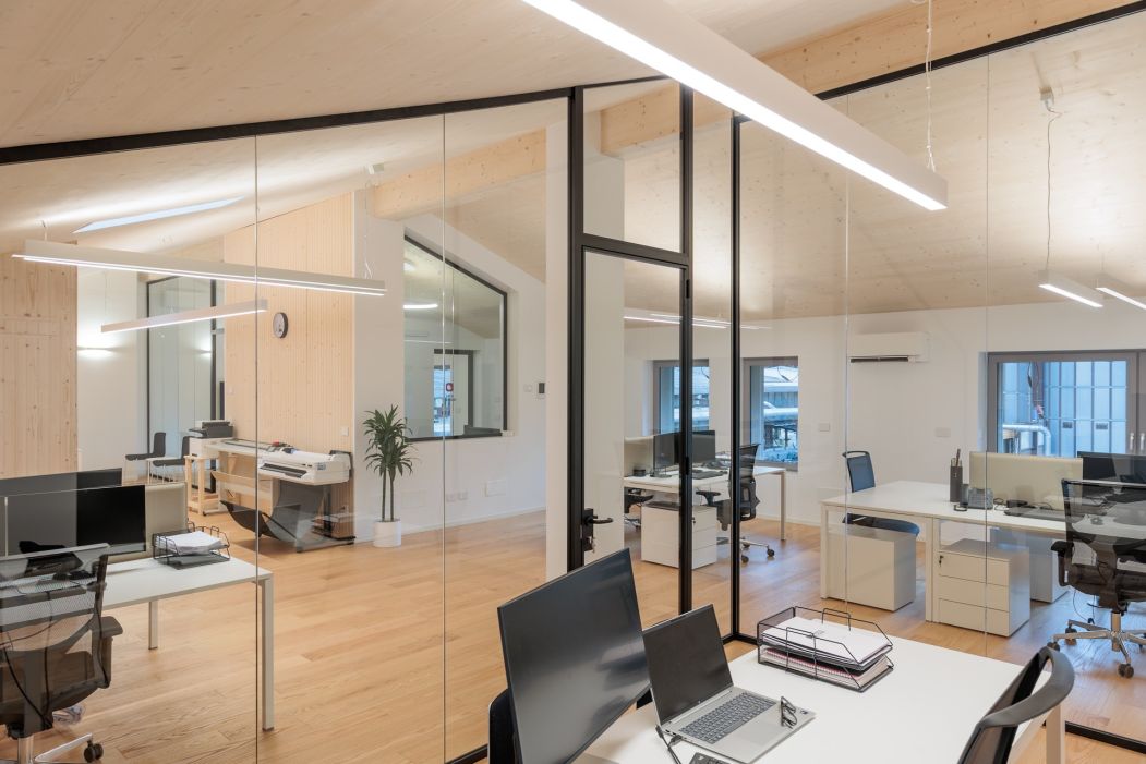 Custom office design: co-working space and glass partition wall