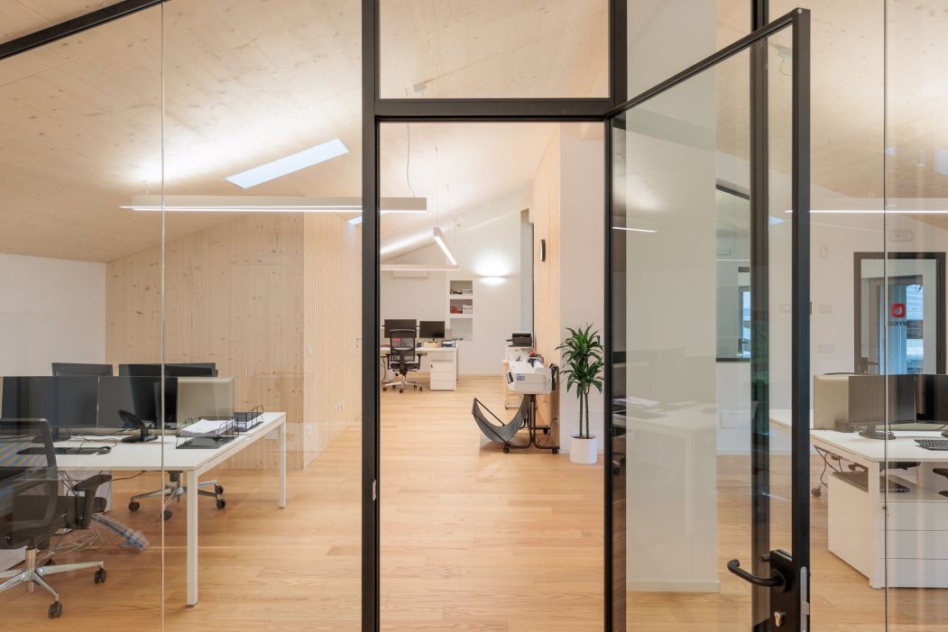 Custom office design: co-working space and glass partition wall